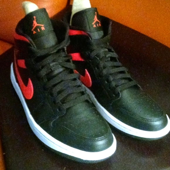 NWOT WMS NIKE AIR JORDAN 1 MID  BLK/SIREN RED/WHT - Picture 2 of 6